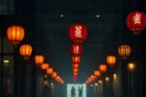 日韩高清电影首页横版主图：深蓝夜色中的影院银幕与字幕光带